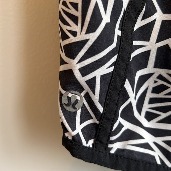 Lululemon Tracker Short Posey Miss Mosaic SZ 4 - Picture 5 of 6